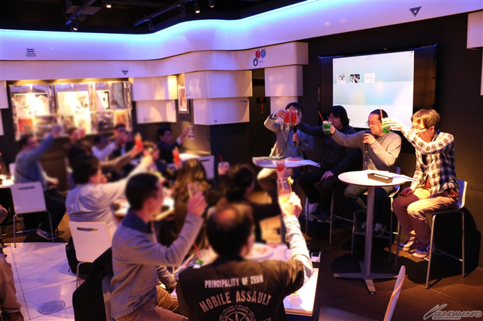 Ark Performance氏 蒔島 梓氏が登壇 ジョニー ライデンの帰還 Twilight Axis コミックス発売記念トークイベントレポート Gundam Info Ark Performance氏 蒔島 梓氏が登壇 ジョニー ライデンの帰還 Twilight Axis コミックス発売記念トークイベントレポート Gundam Info