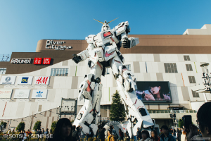 お台場の実物大ユニコーンガンダム立像 撮影協力：ダイバーシティ東京 プラザ ©創通・サンライズ