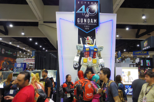 会場に入るとすぐに巨大なガンダムがお出迎え！