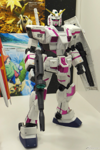 こちらは「ユニコーンガンダム」カラーの「RX-78-2 ガンダム」！