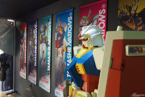 店内はガンダムの装飾に！