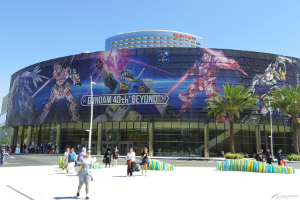 多くの建物や乗り物にラッピングが施され、街中がマンガやアニメ一色に！