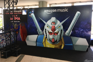 森口博子さんによるカバー曲「暁の車」を独占配信中のAmazon Music「アニマ」コーナーでは、ガンダムと写真が撮れるフォトスポットが登場！