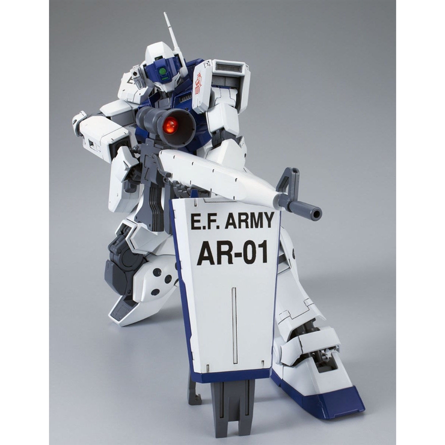 ガンプラ「MG ジム（ホワイト・ディンゴ隊仕様）」と「MG ジム